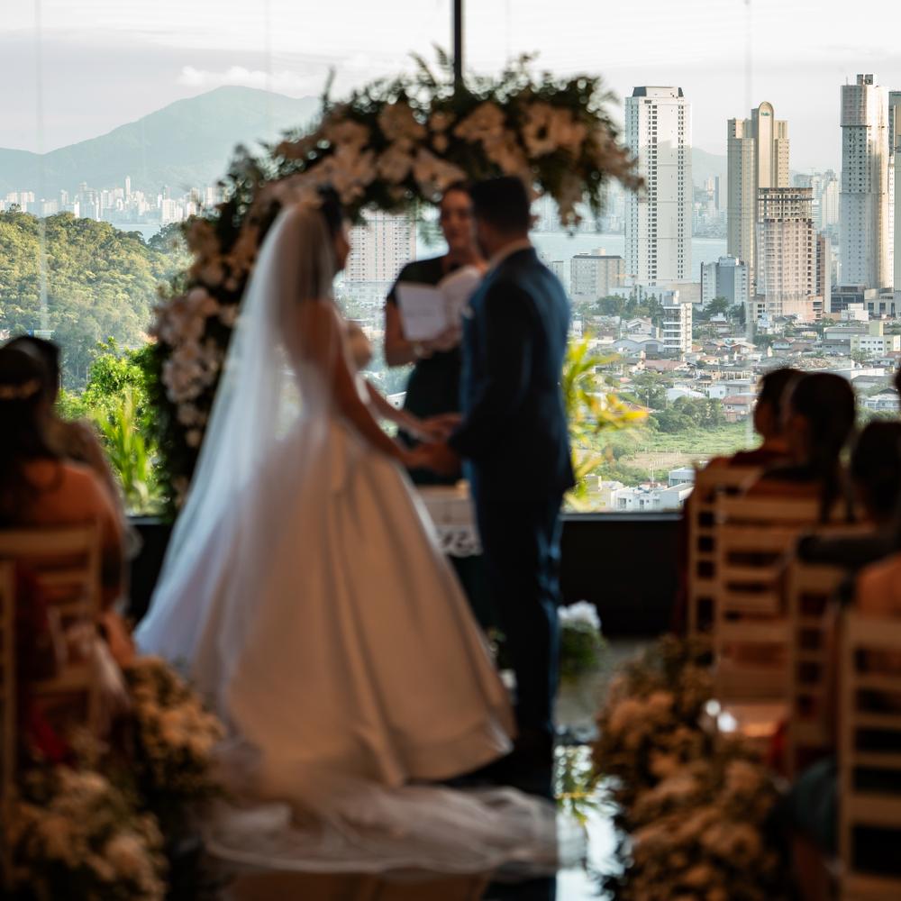 Cerimônia no Lounge, com a cidade e a serra pela parede de vidro