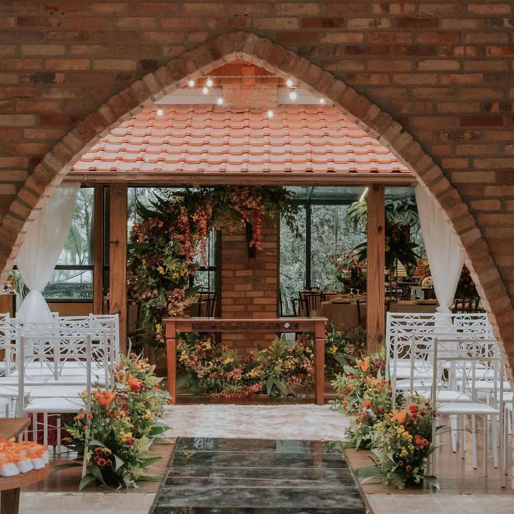 Altar de flores visto pelo arco de tijolo do Salão 01