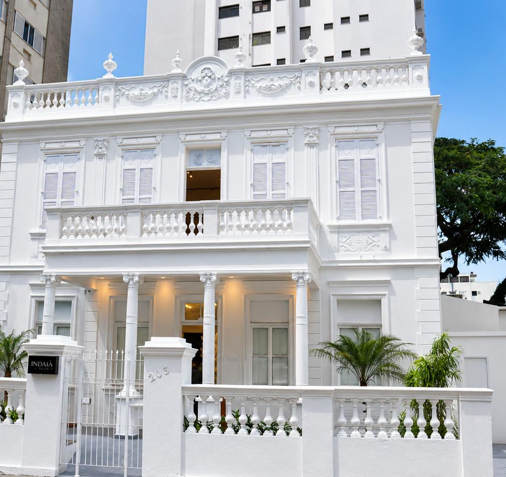 Fachada do casarão histórico branco do Solar 915, no centro de Florianópolis