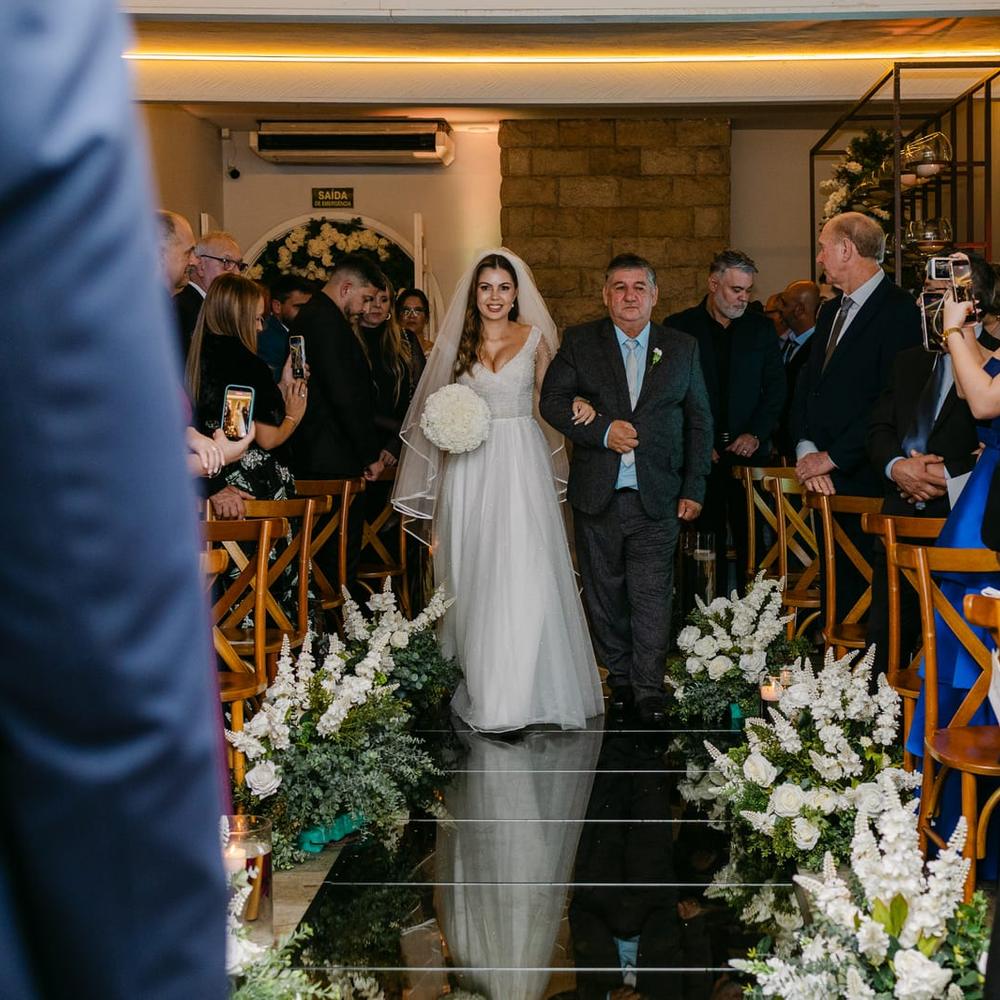 Entrada da noiva com o pai na cerimônia dentro do castelo