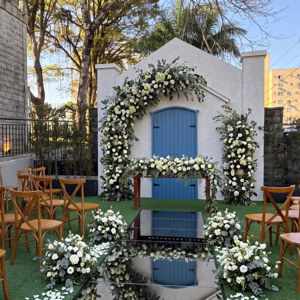 Capela do castelo com instalação floral sobre a porta e o corredor espelhado