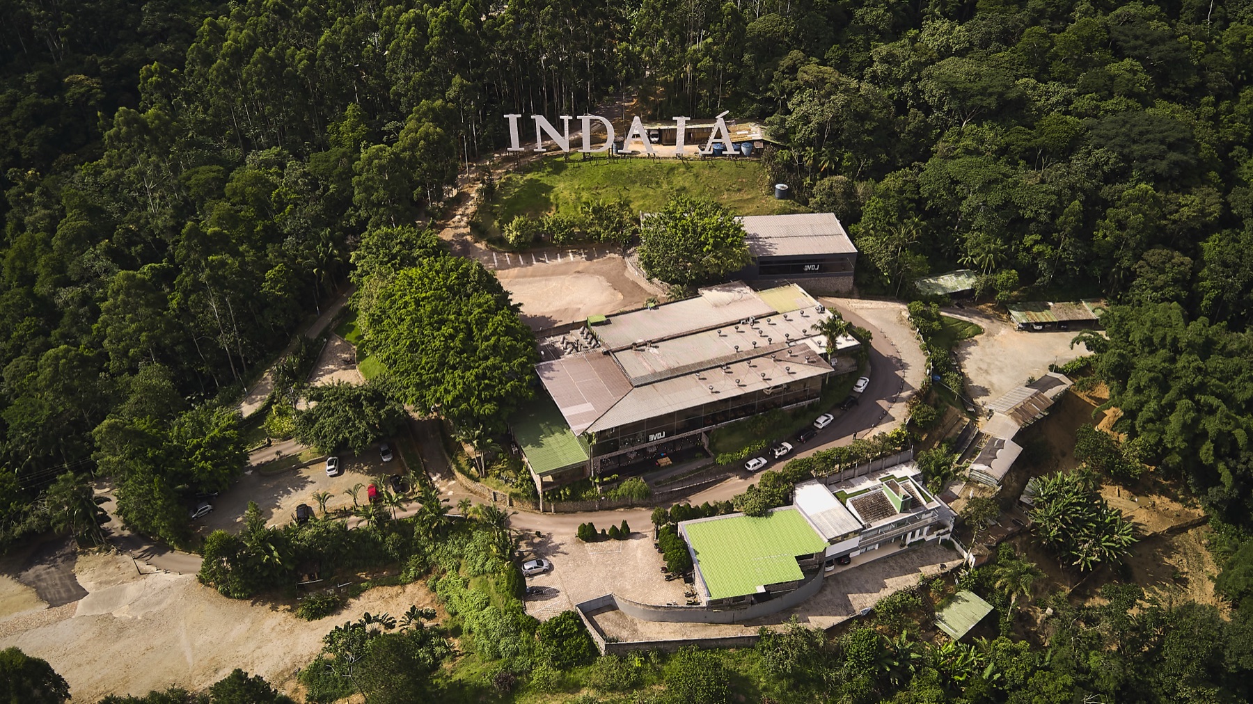 Vista aérea do Indaiá Eventos em Itapema, com o letreiro da marca no alto do terreno