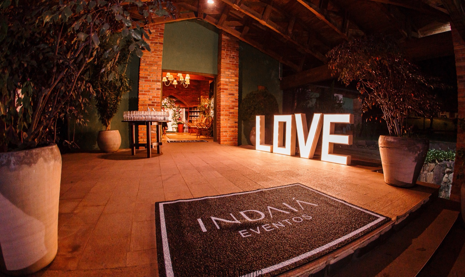 Entrada do Indaiá Eventos na região de Nova Veneza, com letras LOVE iluminadas