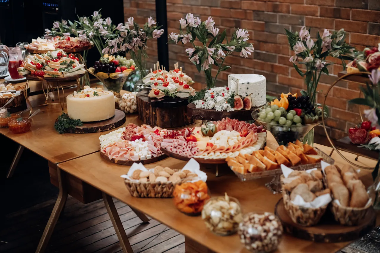 Mesa de café e alimentos organizada para receber os participantes.