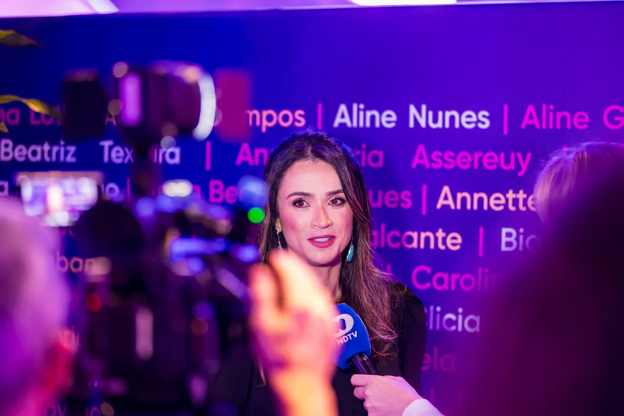 Participante em uma entrevista durante um evento corporativo.