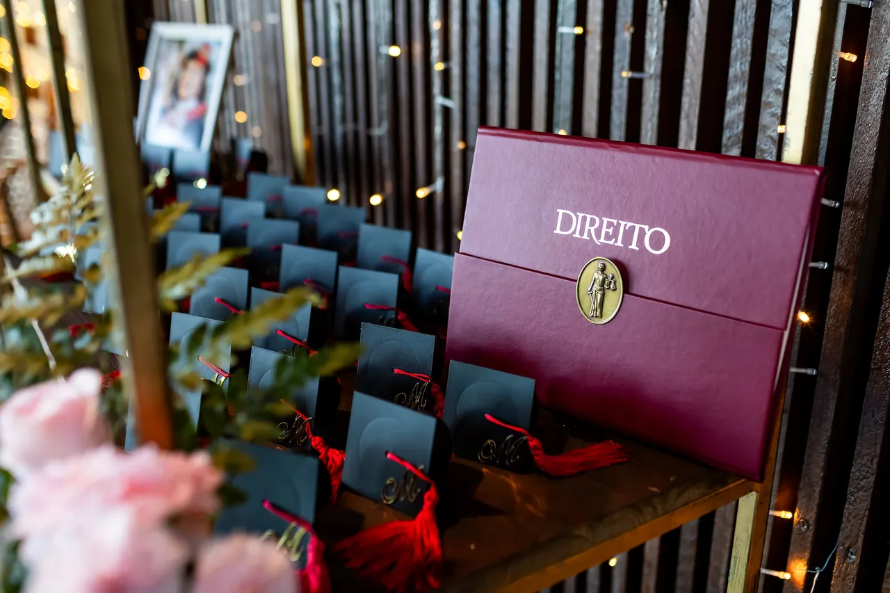Diploma de Direito e lembranças organizados na celebração de formatura.
