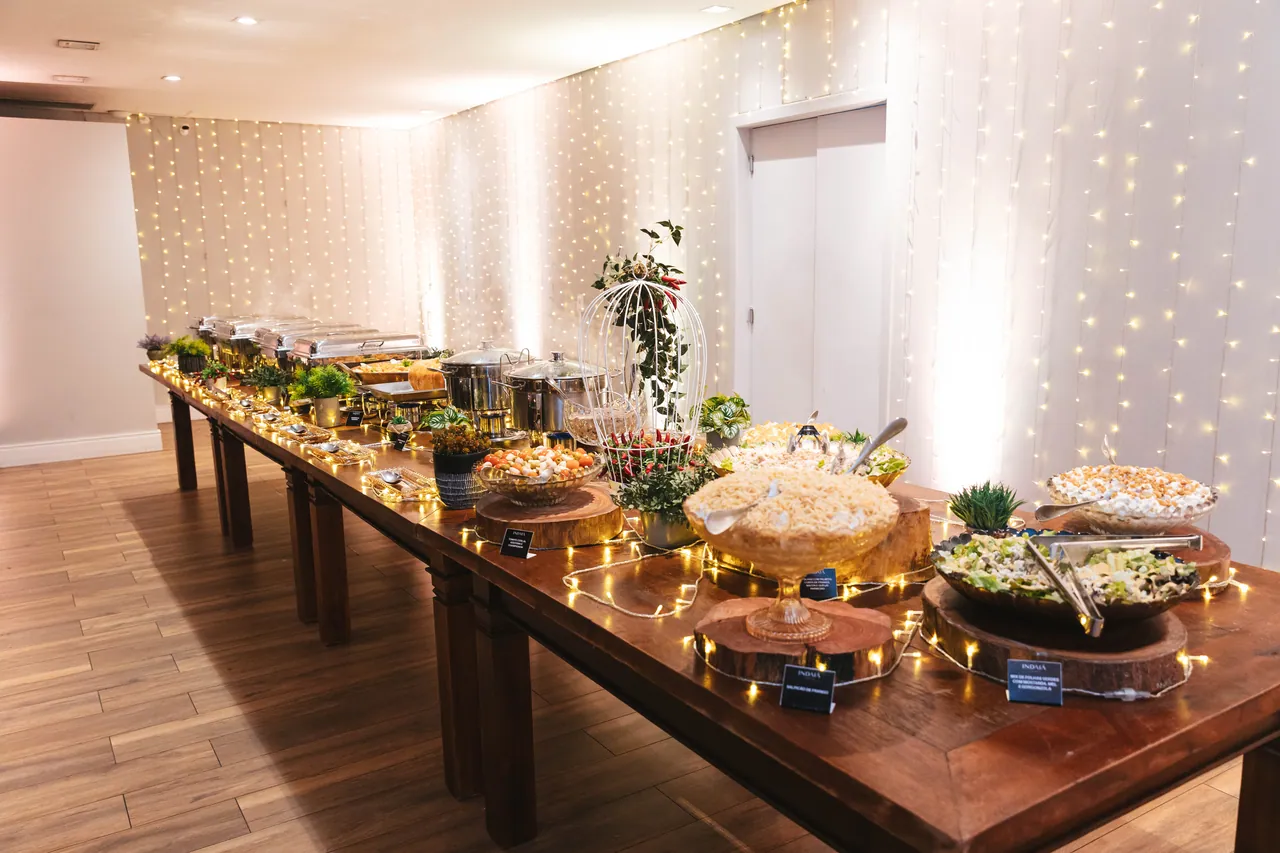 Mesa de gastronomia preparada para receber os convidados da formatura.