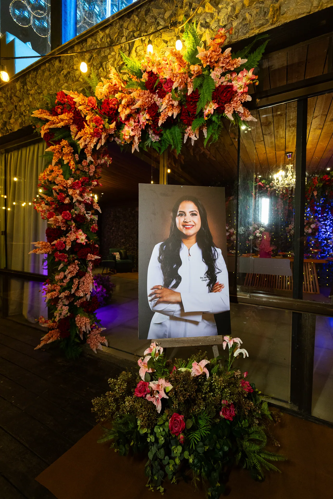 Recepção de formatura no Indaiá em Itapema, com arranjo floral e retrato da formanda.