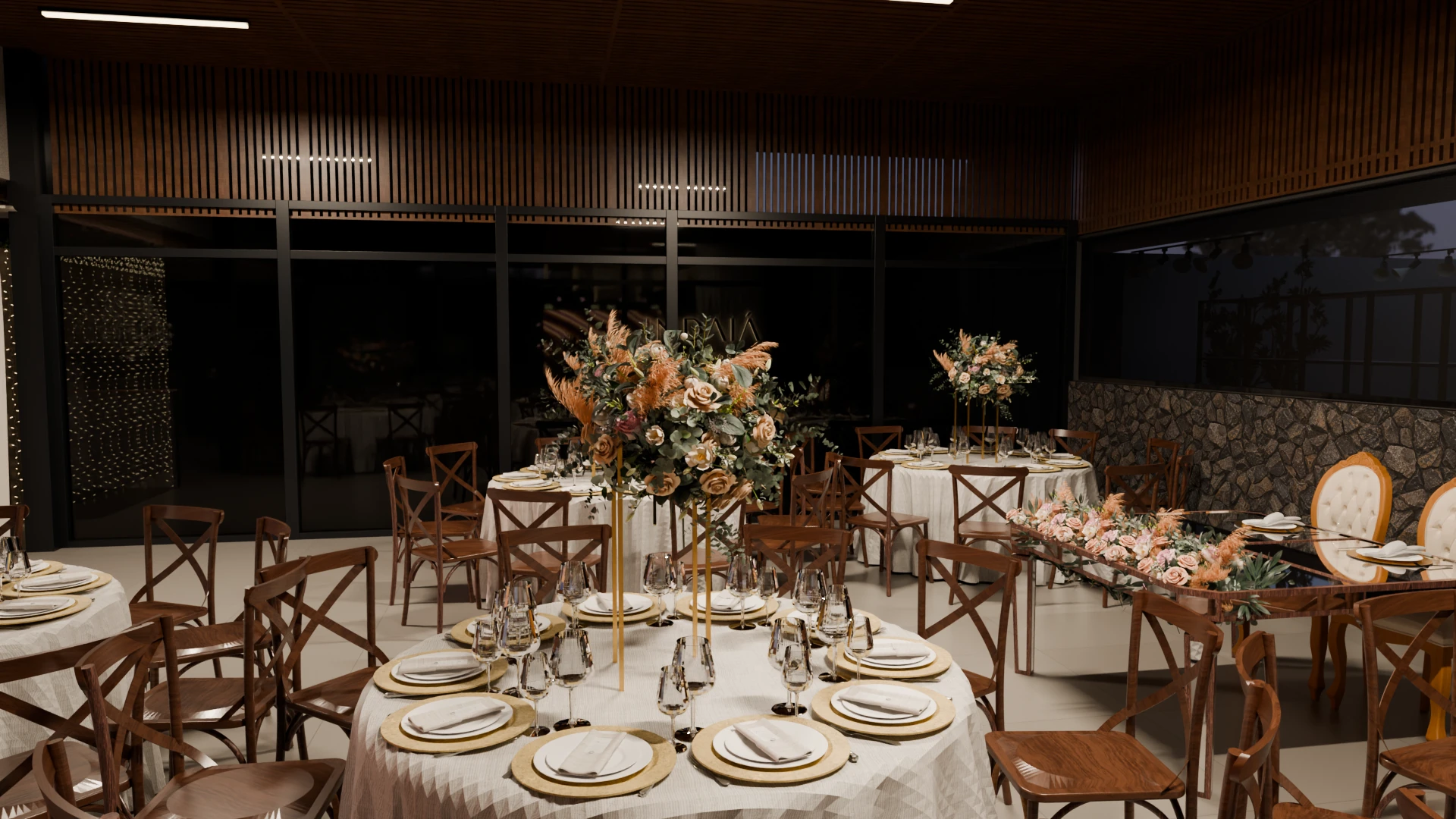 Mesas preparadas com louças, taças e flores, cadeiras de madeira e divisórias fumê no projeto de Casamentos.