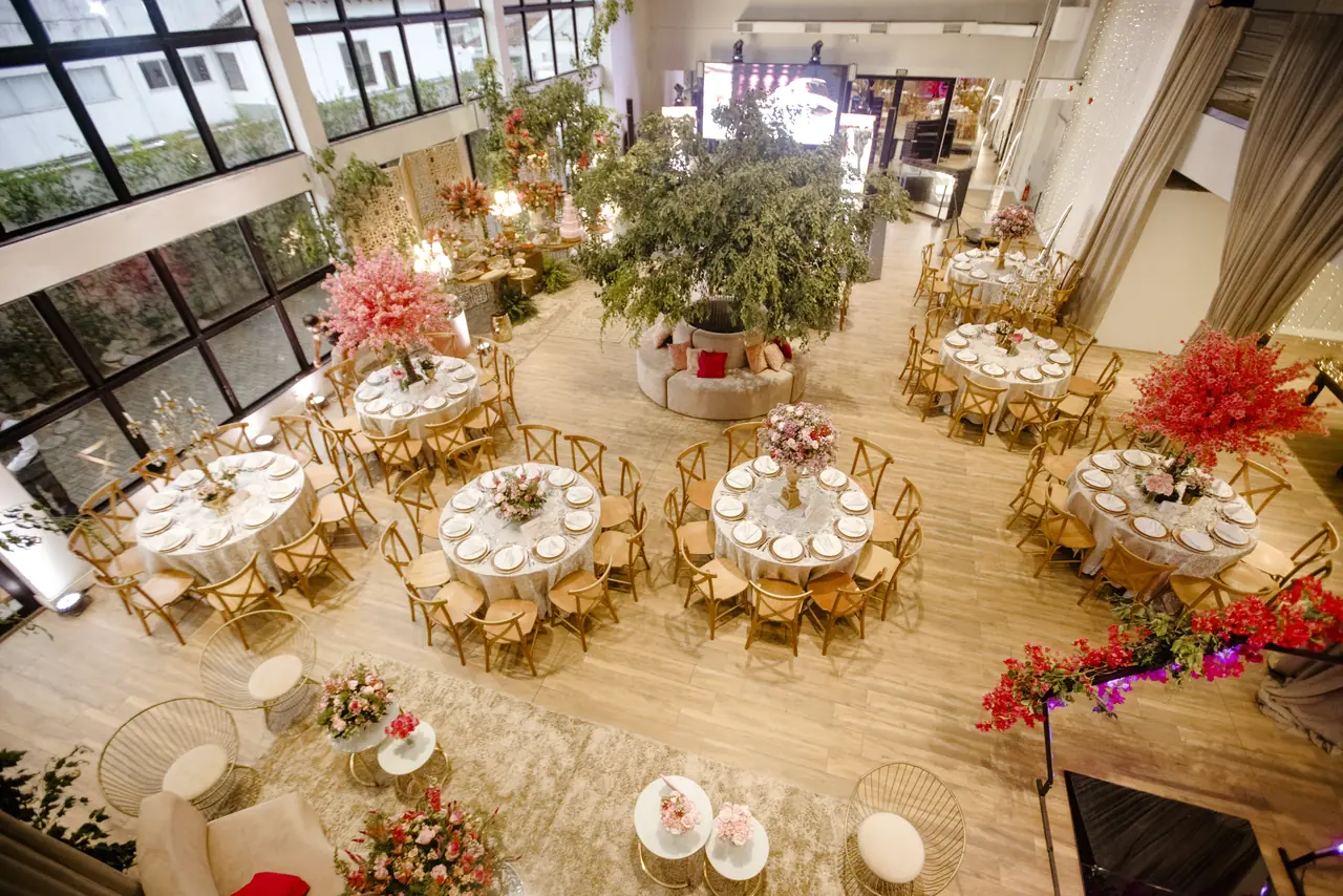 Espaço Joinville do Indaiá preparado para festa de 15 anos, com mesas, flores e lounge.
